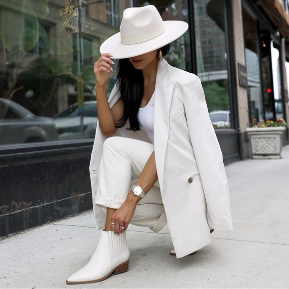 NIB Marc Fisher Yarita Ivory/ White Booties, Size 6M - Picture 2 of 2